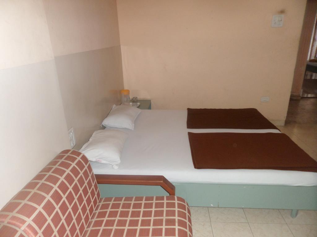 Oyo Flagship 37830 Hotel Aakar International Сатара Екстериор снимка