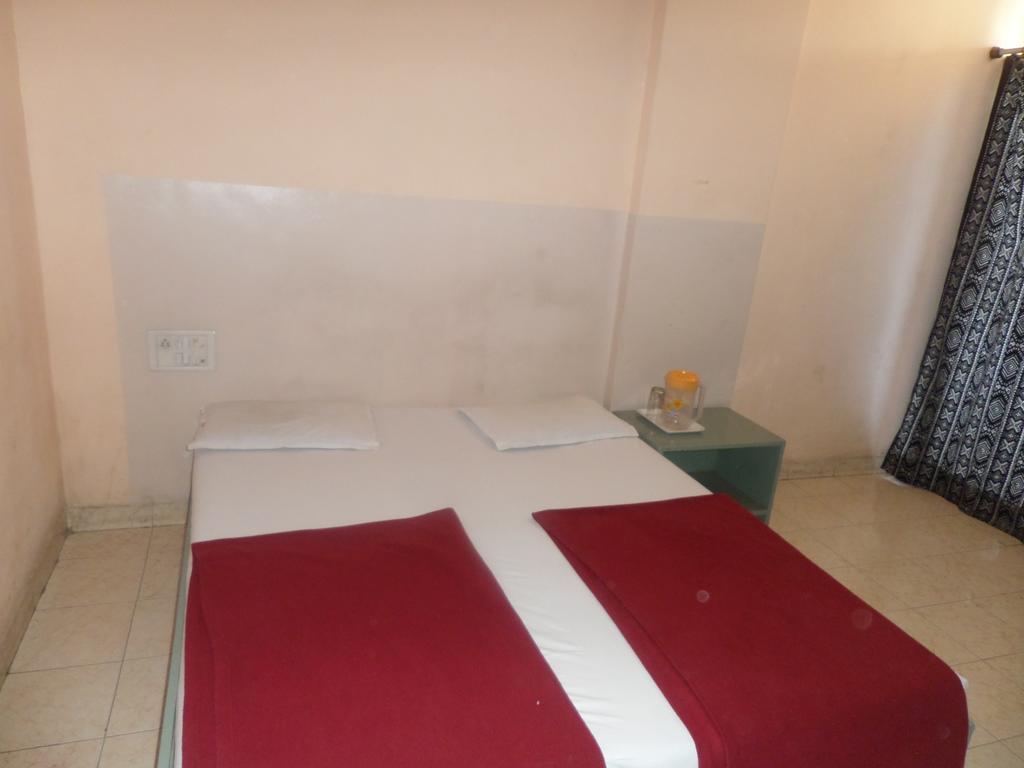 Oyo Flagship 37830 Hotel Aakar International Сатара Екстериор снимка