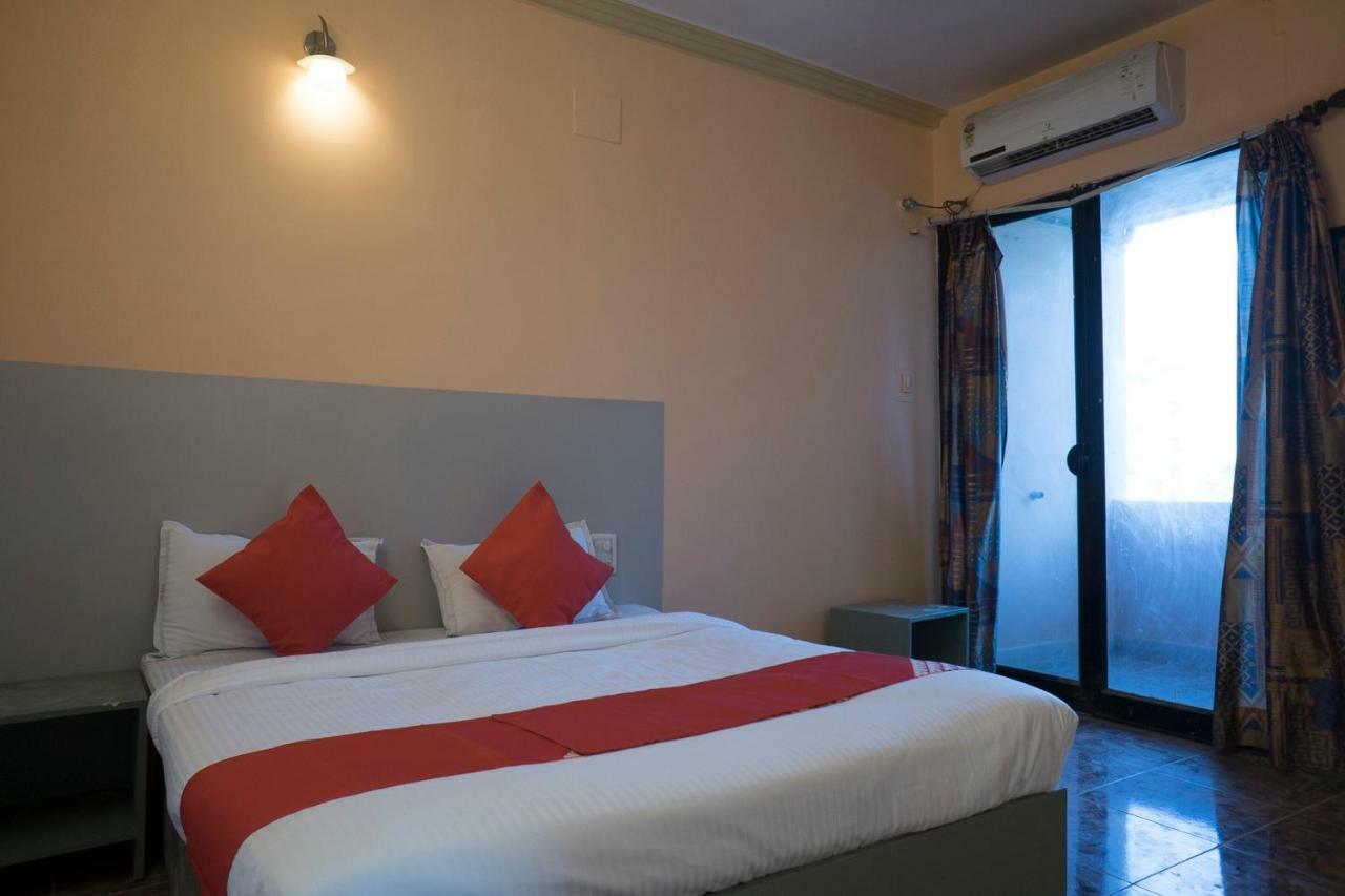 Oyo Flagship 37830 Hotel Aakar International Сатара Екстериор снимка