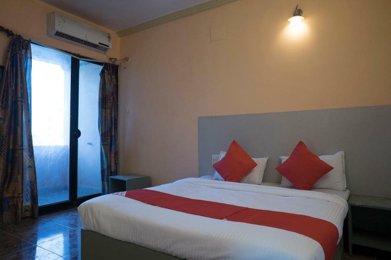Oyo Flagship 37830 Hotel Aakar International Сатара Екстериор снимка